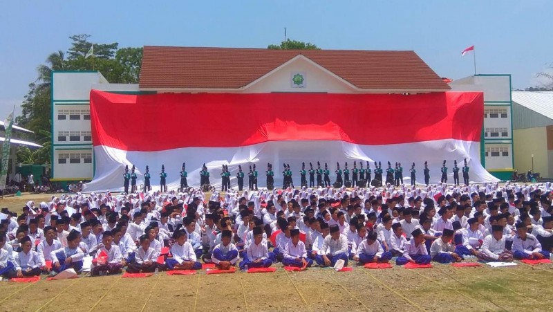 Bendera Merah Putih Jumbo Warnai Hari Santri di Banyumas