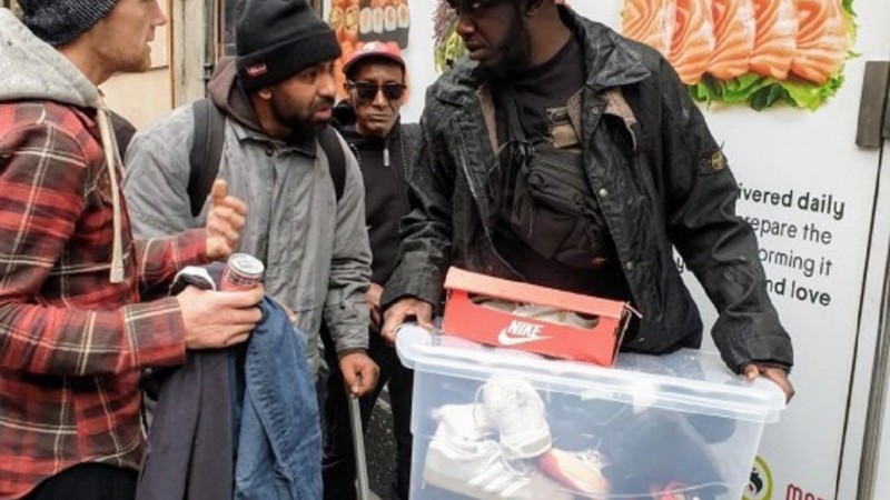 Muslim London Donasikan Ratusan Sepatu Bermerk untuk Tunawisma