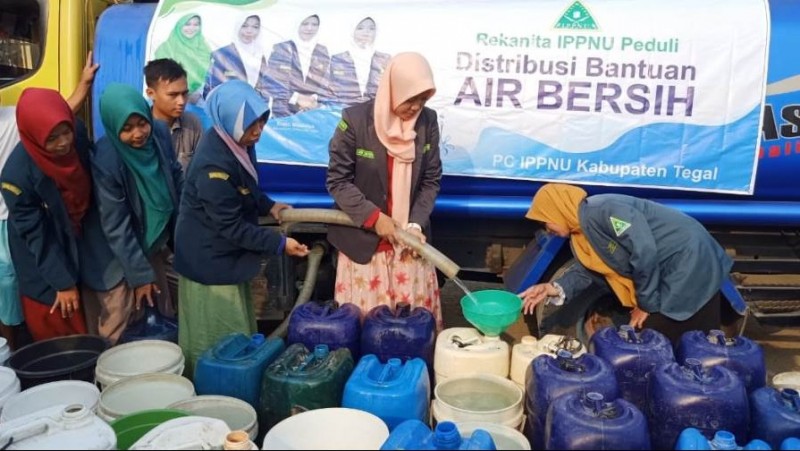 IPPNU Tegal Salurkan Air Bersih untuk Warga
