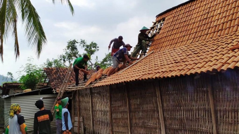 Relawan NU Peduli Ponorogo Terdepan Bantu Korban Musibah Hujan Angin