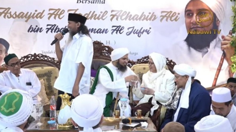 Ketika Habib Ali Al-Jufri dan Kiai Anwar Manshur Berbagi Berkah melalui Air Minum