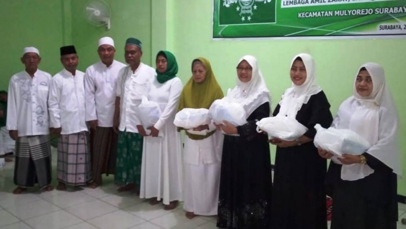 LAZISNU Mulyorejo Surabaya Bagikan Beras untuk Warga Kurang Mampu