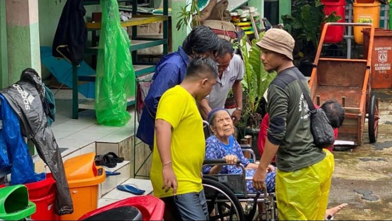 Curah Hujan Tinggi, Gerakan NU Peduli Banjir Evakuasi Warga Jakarta