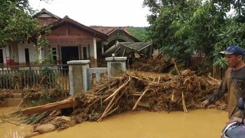 NU Lebak Bergotong Royong Bantu Warga Terdampak Banjir di Cipanas