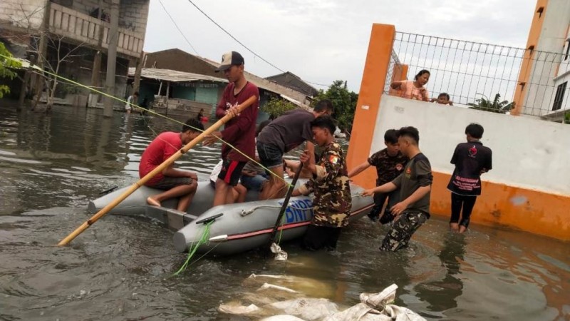 Saat Anggota Banser Berjibaku Evakuasi Korban Banjir Jakarta
