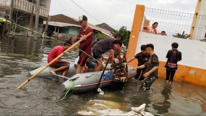 Banser di Bekasi Evakuasi Korban Banjir dan Kirim Bantuan