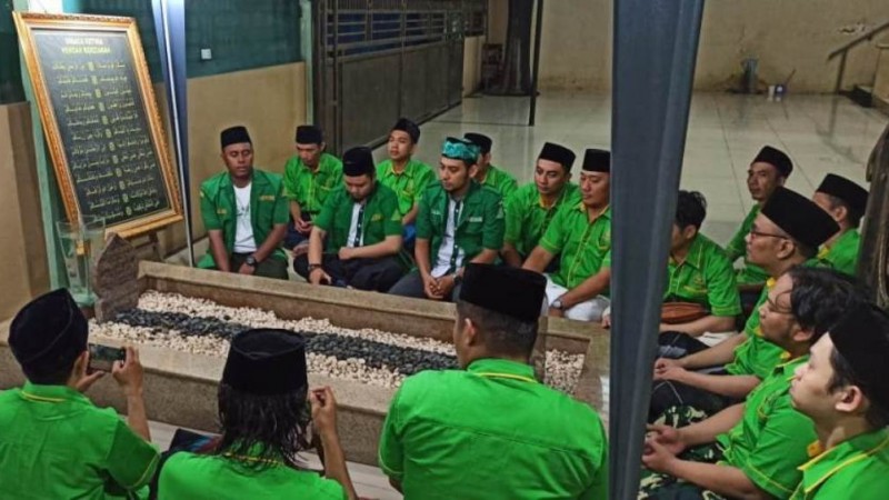 PKD GP Ansor Kebayoran Lama dan Setiabudi Ziarahi Makam Dai Sejuta Umat