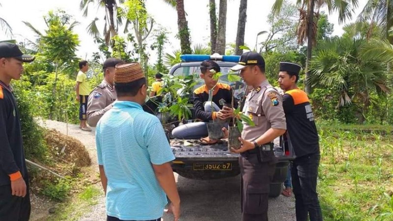 Peduli Lingkungan, IPNU di Sumenep Gandeng Polisi Tanam Pohon