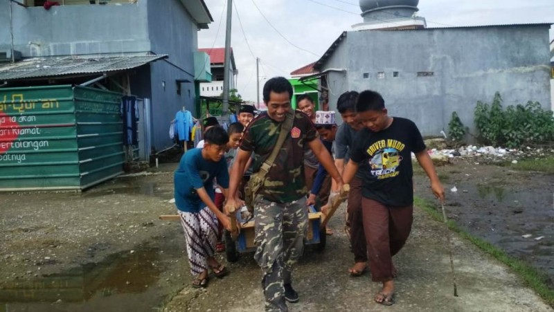 Ansor di Bekasi Beri Pengobatan Gratis dan Bersihkan Lokasi Banjir