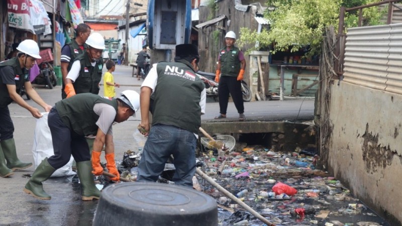 Relawan NU Gotong-Royong Bersihkan Sampah Sisa Banjir Jakarta