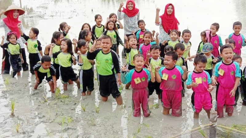 Kenalkan Pertanian, Madrasah di Bojonegoro Ajak Siswanya ke Sawah