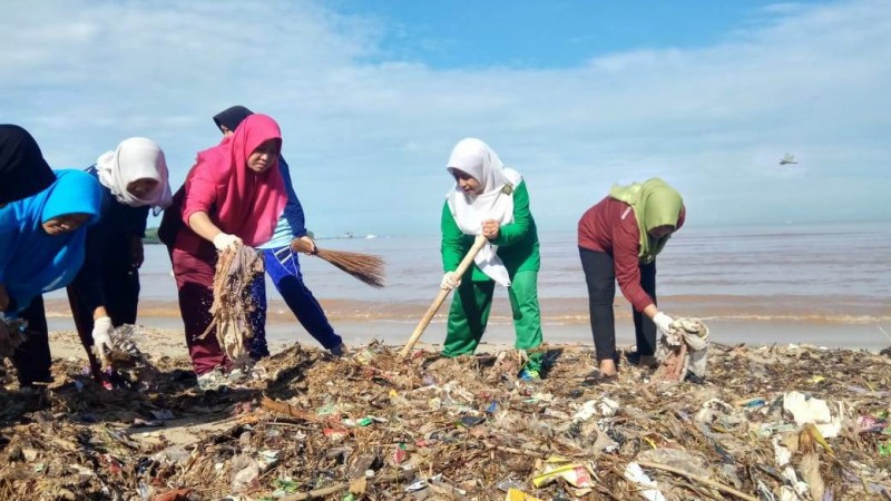 Peduli Lingkungan, Muslimat NU Jepara Bersih-bersih Pantai