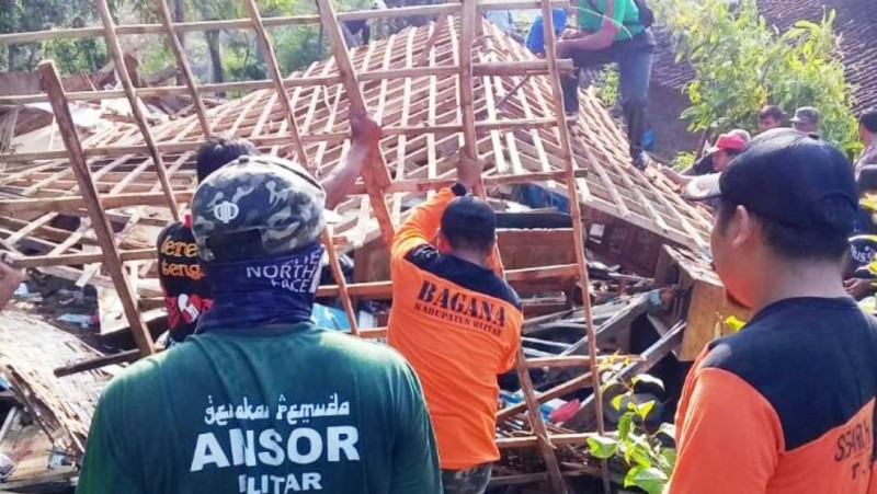 Banser Blitar Perbaiki Rumah Warga yang Diterjang Puting Beliung
