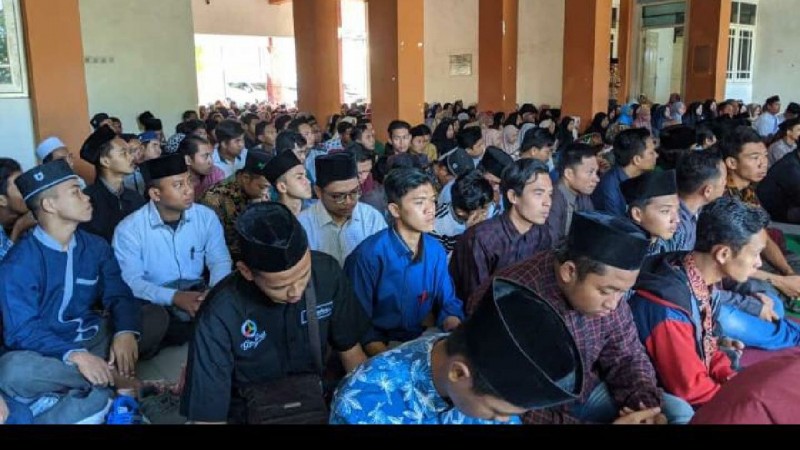 Ribuan Mahasiswa Unhasy Tebuireng Gelar Doa Bersama untuk Gus Sholah