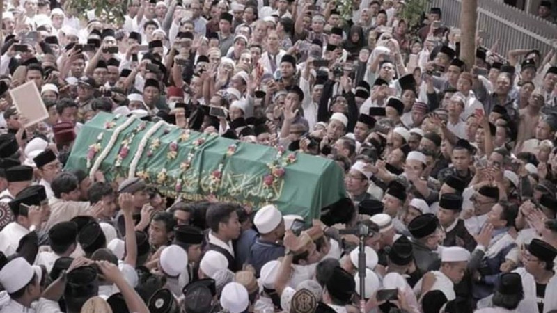 Ribuan Peziarah Lepas Gus Sholah hingga Pemakaman Tebuireng