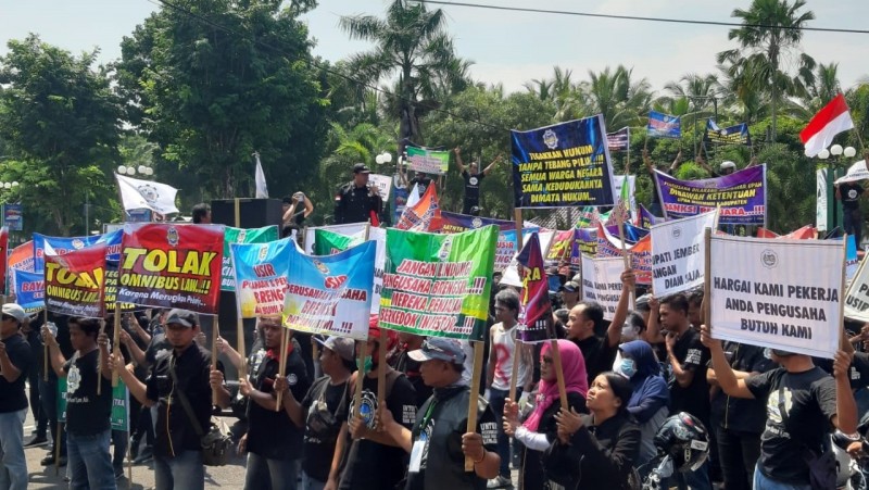 Nilai RUU Omnibus Law Rugikan Buruh, Sarbumusi Jember Gelar Unjuk Rasa