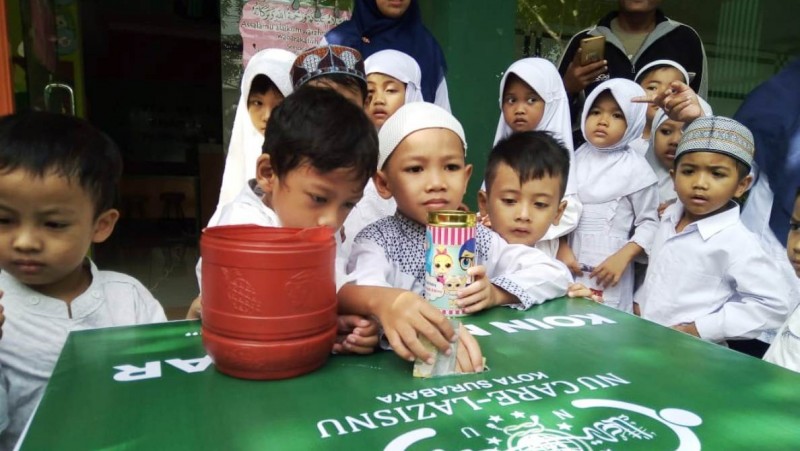 Sejumlah Anak di Surabaya Rela Pecahkan Celengan Demi Muktamar 