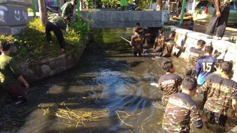 Banser Tulungagung Bersih-bersih Sungai Jenes