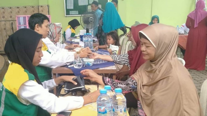 Warga Kenjeran, Surabaya Dapat Pengobatan Gratis dari Tim Baksos MWCNU