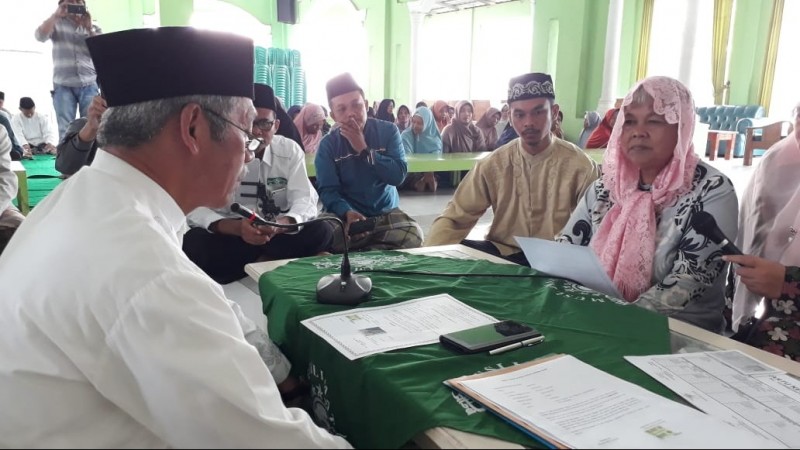 Mustasyar PCNU Pringsewu Bimbing Mbah Raminah Masuk Islam