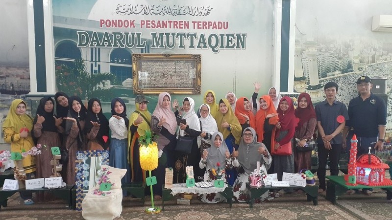 Terapkan Go Green, Pesantren Daarul Muttaqien Surabaya Lombakan Olah Barang Bekas