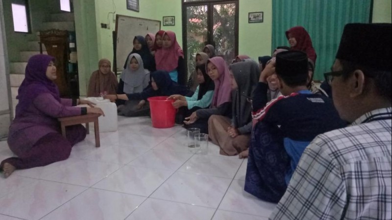 Santri Darul Falah Besongo Semarang Praktik Pembuatan Gel Pembersih Tangan