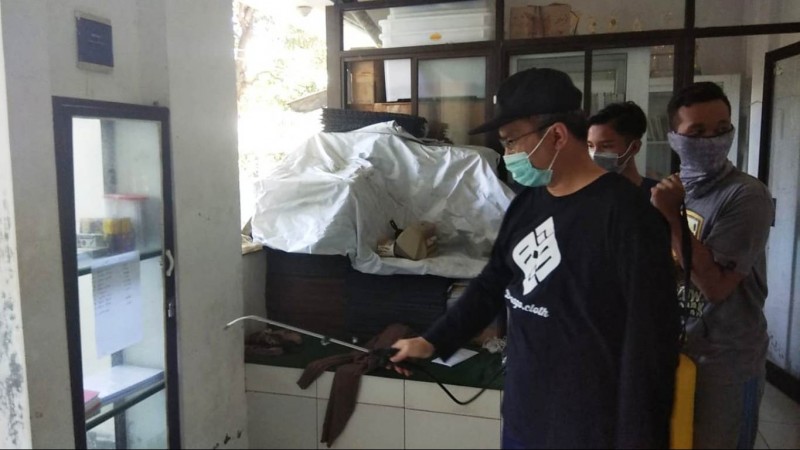 Pesantren Darul Falah Besongo Semarang Lakukan Penyemprotan Disinfektan 