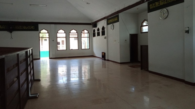 Masjid IAIN Jember Bersihkan Area dan Gulung Karpet untuk Cegah Corona