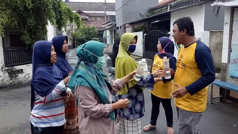 Lakpesdam PBNU Bagikan Pembersih Tangan ke Warga Tebet