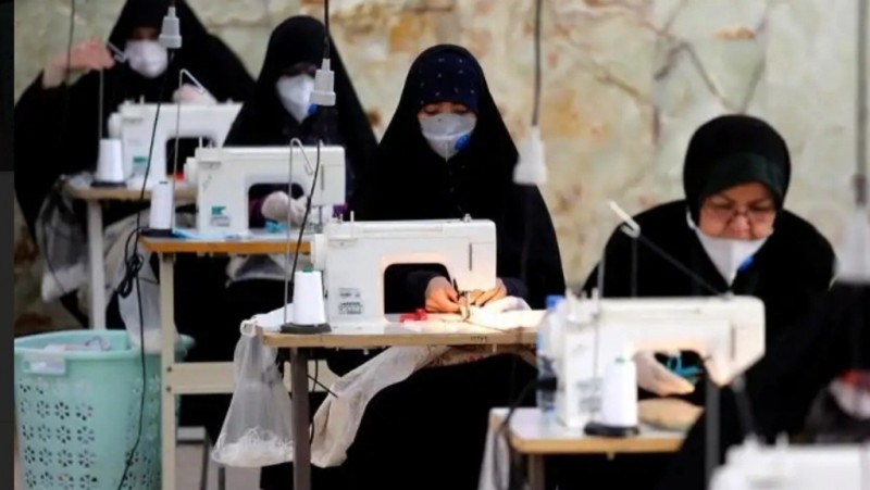 Relawan di Iran Manfaatkan Masjid untuk Produksi Masker