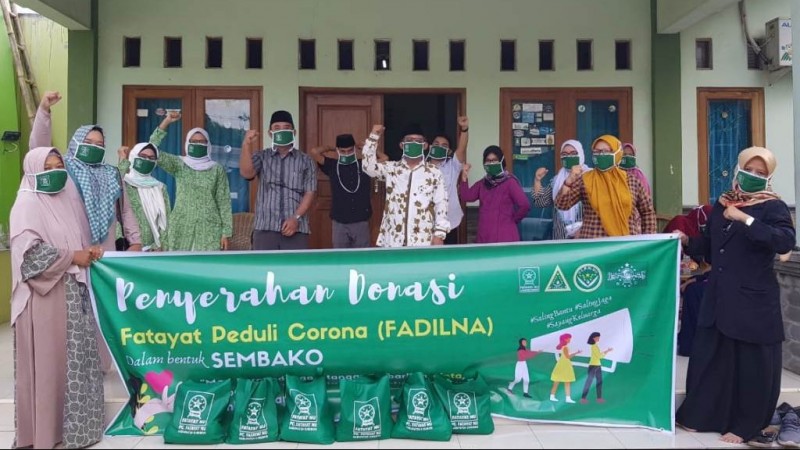 Fatayat NU Cirebon Salurkan Ratusan Sembako untuk Warga