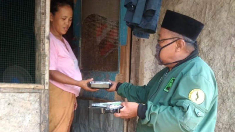 Gerakan Berbagi Yayasan At-Tawassuth Bogor Distribusikan 650 Nasi dan Sembako
