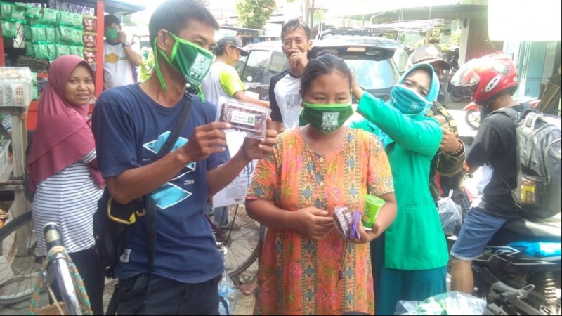 Momentum Ramadhan, Fatayat Brebes Berbagi Paket Kurma dan Masker ke Pedagang Pasar