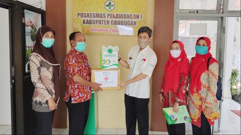 Gelar Pengabdian, Mahasiswa Unwahas Semarang Donasikan APD ke Puskesmas Grobogan