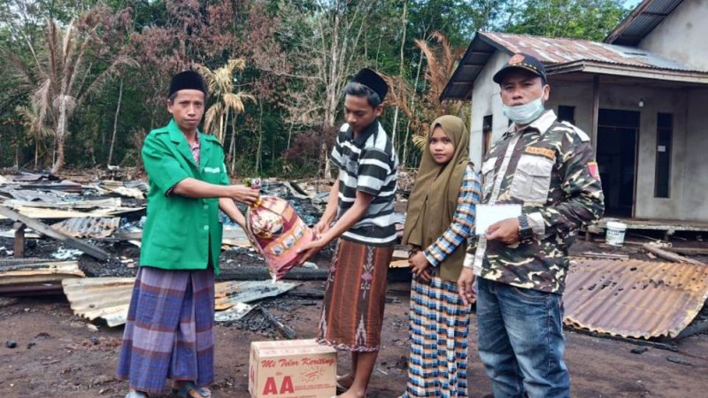 Rumah 3 Anak Yatim Terbakar, Ansor Kubu Raya Bantu dari Iuran Sukarela