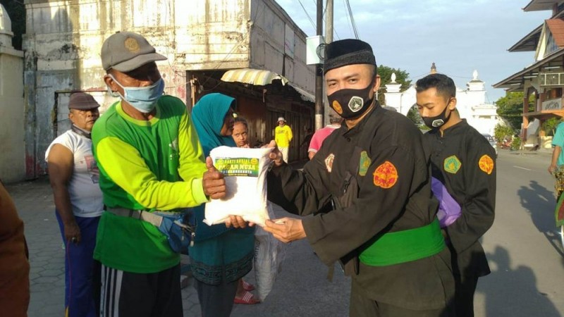 Pagar Nusa Solo Gelar Baksos Paket Lengkap Covid-19 di Akhir Ramadhan