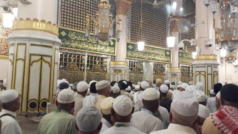 Hukum Shalat Di Masjid Yang Ada Makamnya