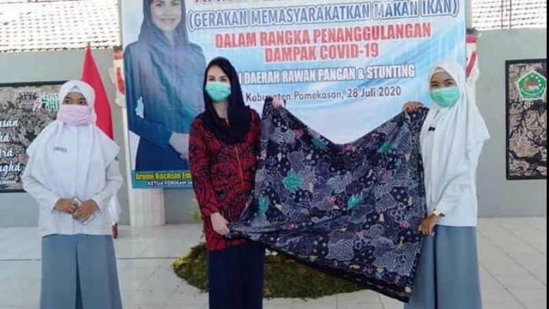 Istri  Wagub Jatim Bangga Atas Karya Batik Siswa SMA Ma’arif  NU 1 Pamekasan