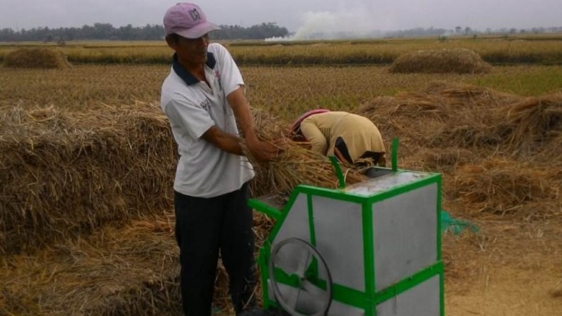 Bantu Petani, Mesin Perontok Padi Karya Pemuda NU Ciamis Diproduksi Massal