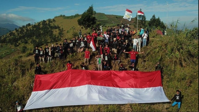 Peringati HUT RI, NU Back Packer Batang  Kibarkan Bendera di  Puncak Gunung Sipandu