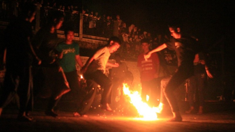 Meriahkan Tahun Baru Hijriah, Pesantren Al-Hikamussalafiyyah Sumedang Gelar Sepak Bola Api