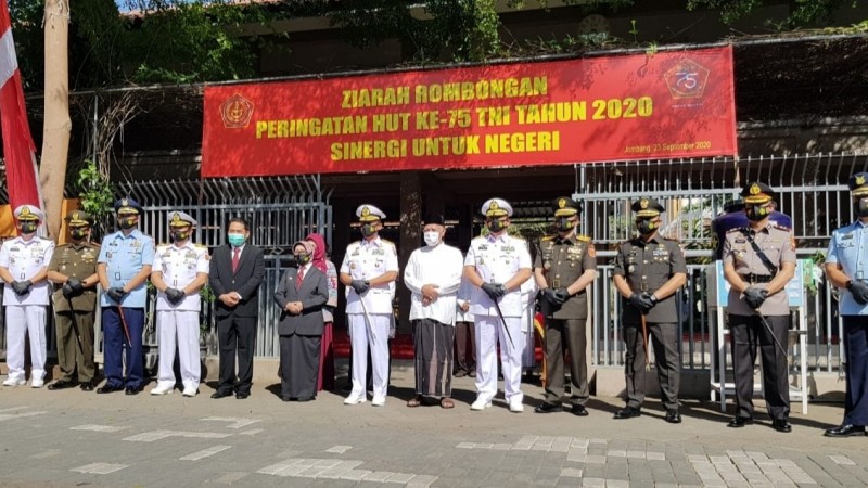 Jelang HUT Ke-75 TNI, Pangarmada II Ziarah Makam Gus Dur