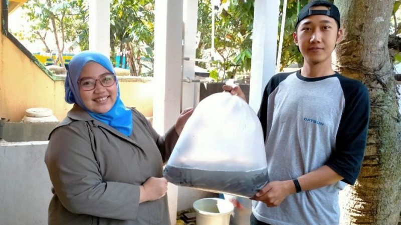 Dorong Usaha Pemuda, LAZISNU Kota Bandung Bagikan Benih Lele 
