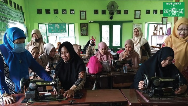 PC Muslimat NU Indramayu Latih Ibu-ibu Mahir Menjahit