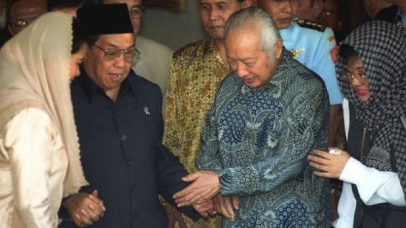 Soeharto Naik Haji, Harmoko Lempar Jumrah, dan Kritik Gus Dur