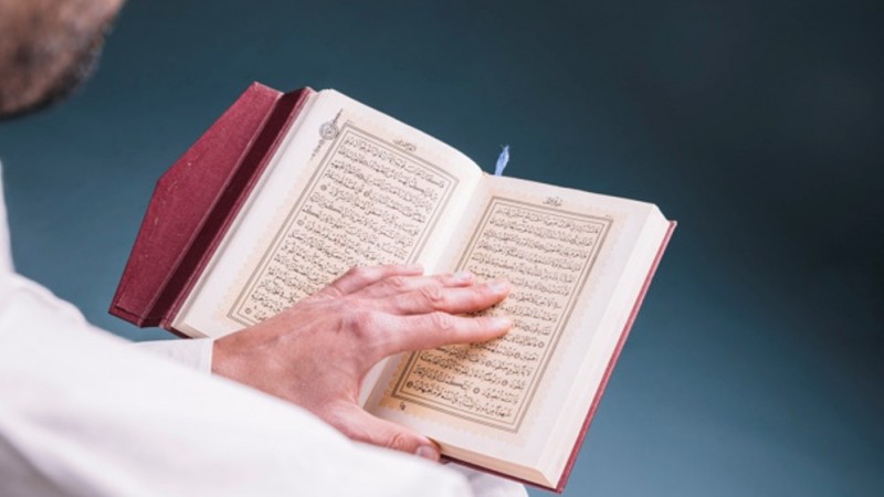 Hukum Membaca Al-Qur’an di Kuburan