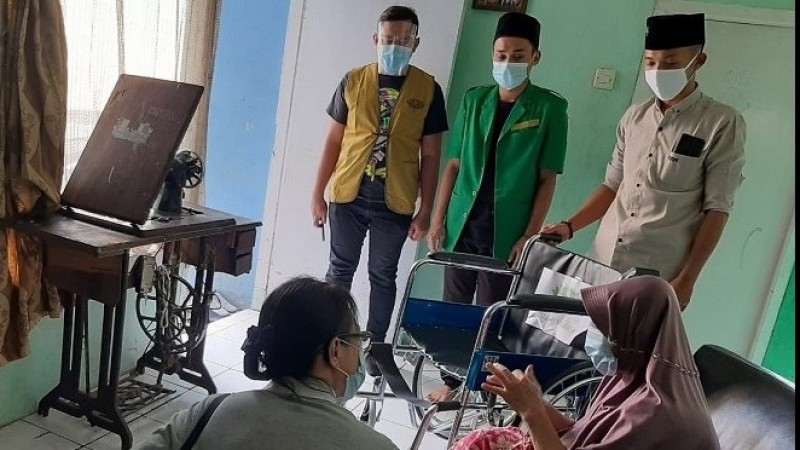 Ansor Kota Sukabumi Bantu Kursi Roda untuk Ibu Eha Julaeha
