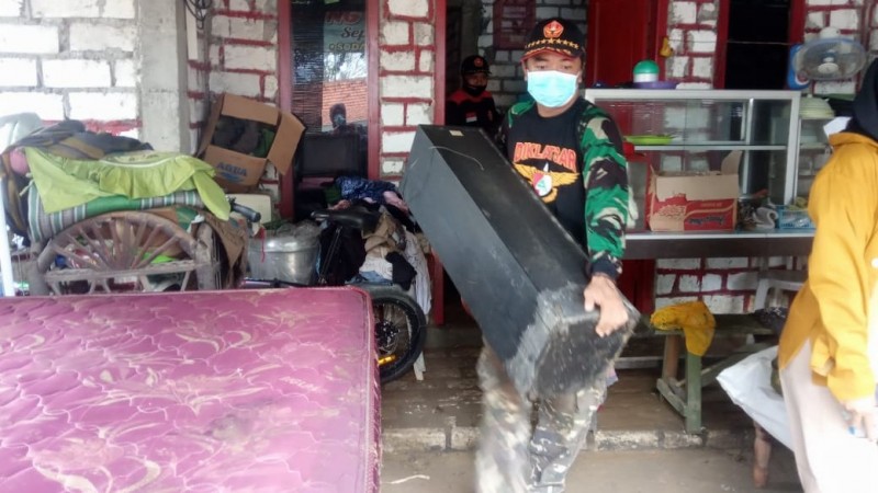 Ansor-Banser Evakuasi Korban Banjir di Rembang