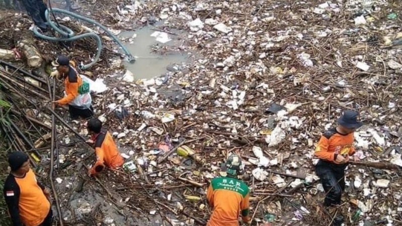 LPBINU Gerak Cepat Bersihkan Sampah Penyumbat Sungai Kesambi Kudus