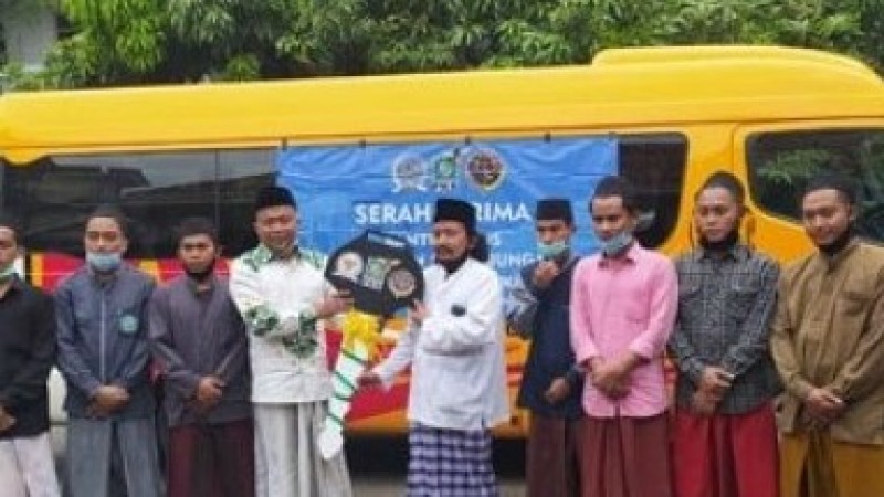 FPKB Serahkan Bantuan Bus Sekolah untuk Pesantren Nurul Cholil